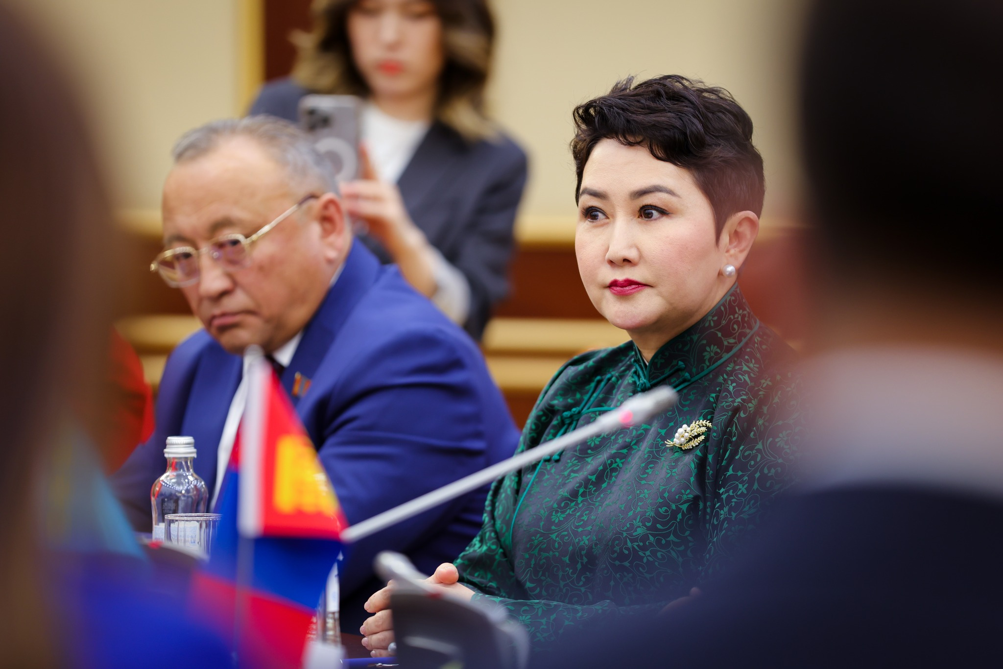 Б.Батцэцэг сайд имижээрээ дипломат төрх, үндэсний өнгө аясыг дэлхийд таниулж байна